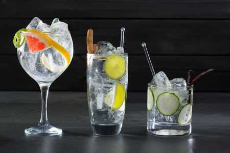 Jak namíchat domácí Gin & Tonic (správné poměry, led, tonik i ozdoby)