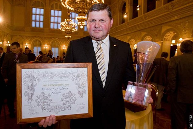 Jožka Valihrach – několikanásobný „Vinař roku“. Příběh otce a syna, styl vinařství a proč po něm sáhnout na rande i večírek